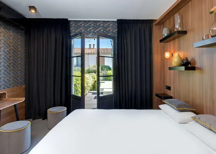 Montmorency & ホテル