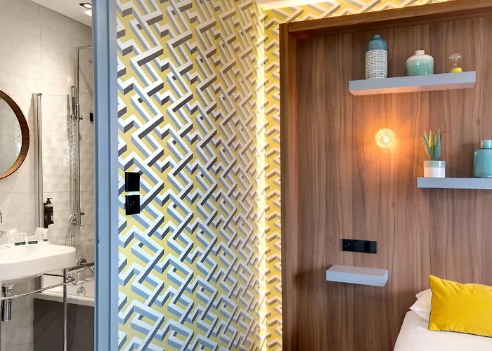 ホテル Montmorency & 3*