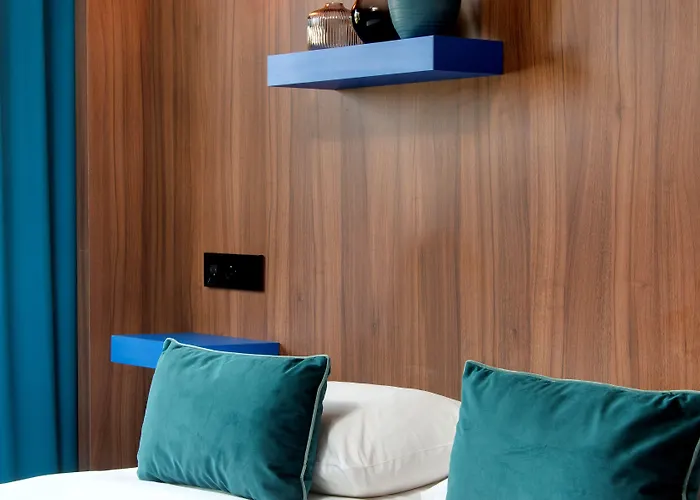 Montmorency & Hotel Carcassonne